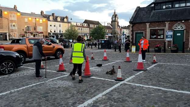 Duck wardens in the town of Thirsk 瑟斯克小镇的鸭子管理员