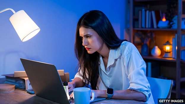 Lock in 全神贯注，专注于某事