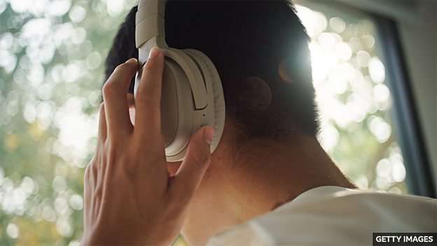 Can noise-cancelling headphones cause hearing problems?