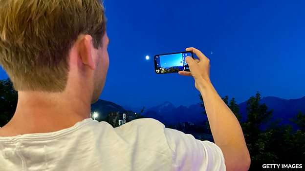 Why is it difficult to take a good photo of the Moon?